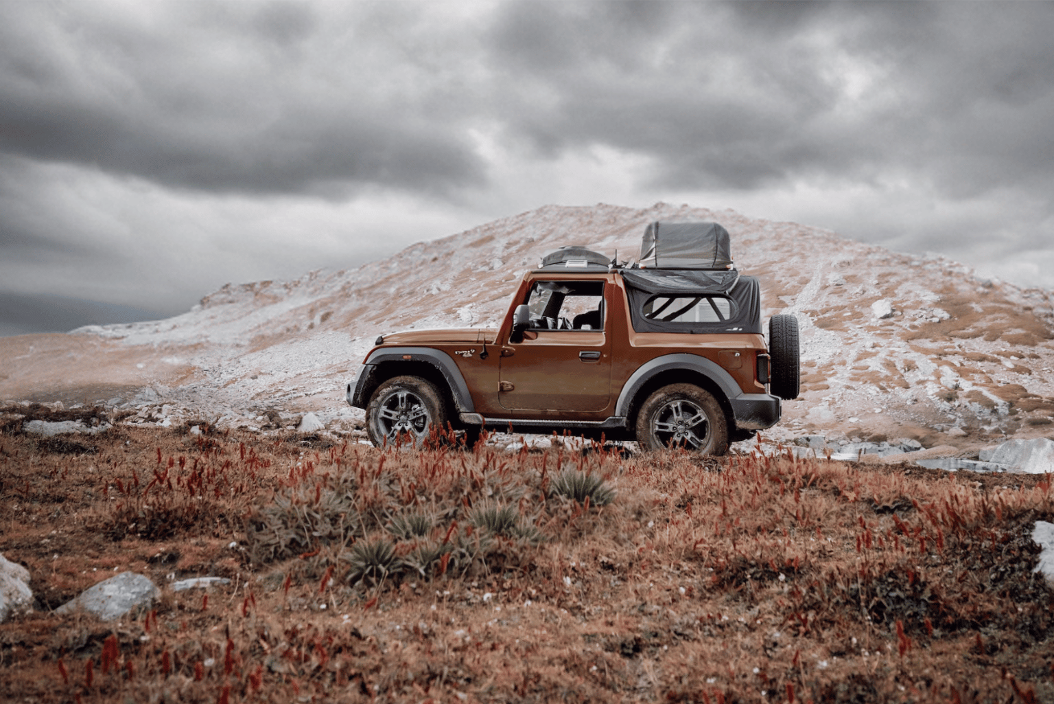 You are currently viewing Transform Your Travel: The Essential Guide to Jeep Gladiator Camper Shells in 2024